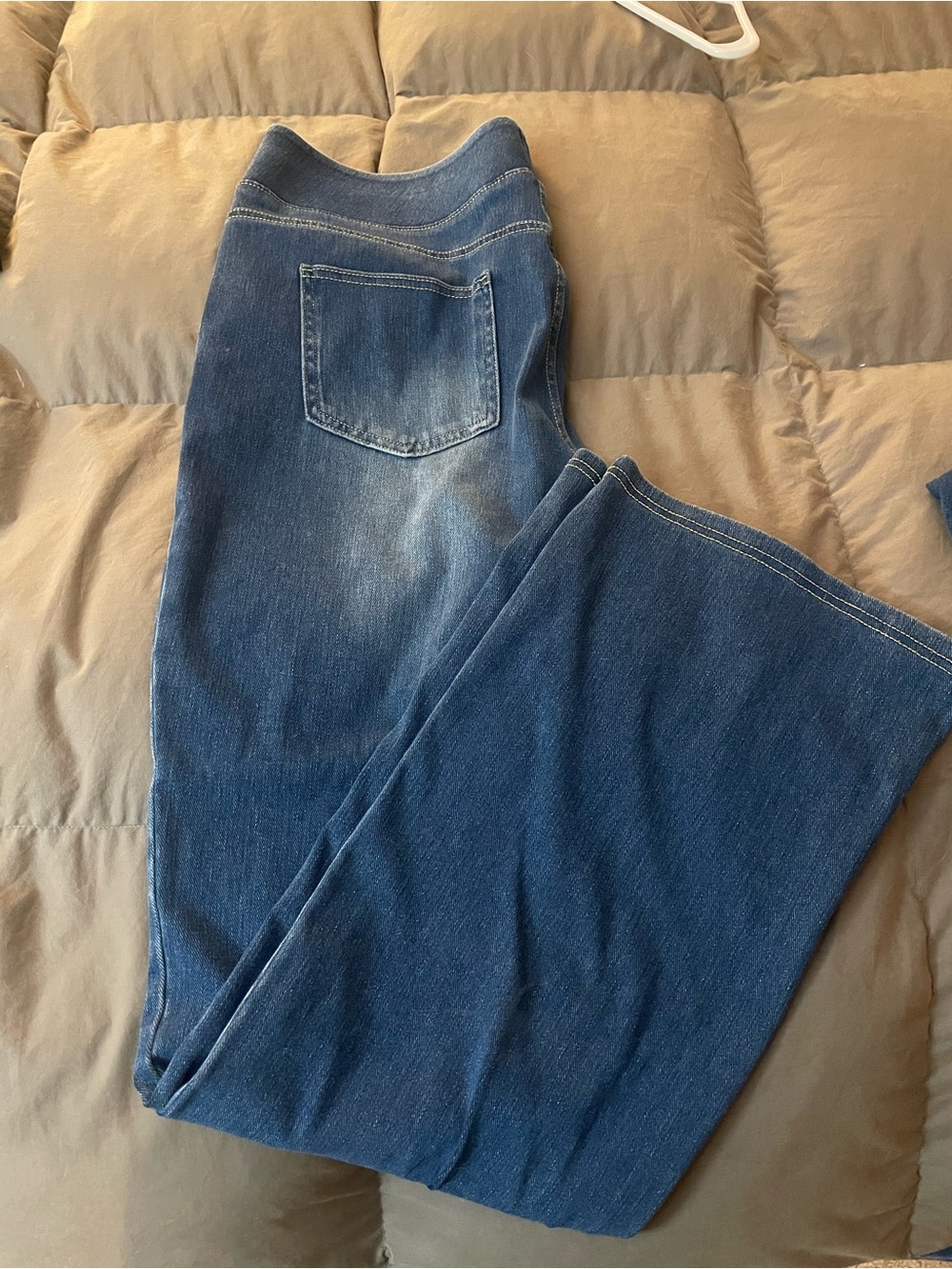 HALARA Wide-Leg Flared Jeans in Medium Blue Wash